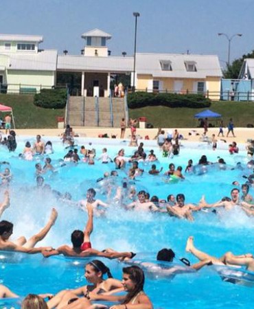many people in Wave Country wave pool